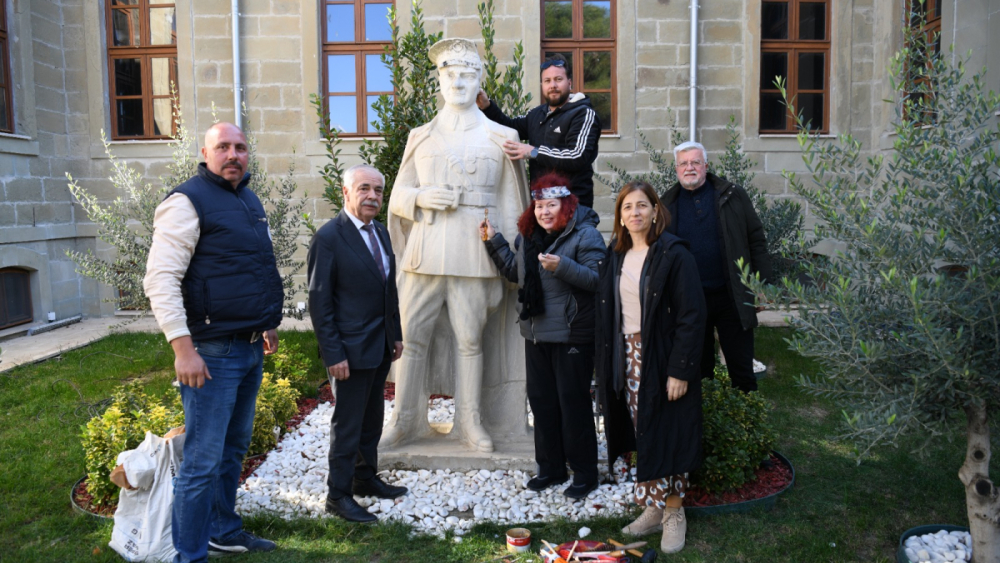 Keşan’ın tarihine tanıklık eden Atatürk heykeli, 10 Kasım öncesi restorasyona alındı
